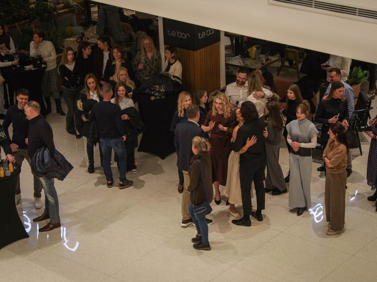 knjiga_srce_iza_belog_mantila_ana_ostojić_kuzmanović_stefan_stojanović_ (1).jpg