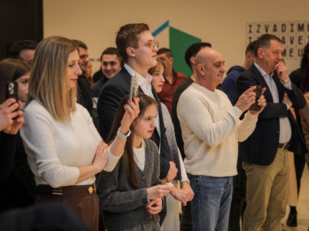 knjiga_srce_iza_belog_mantila_ana_ostojić_kuzmanović_stefan_stojanović_ (12).jpg