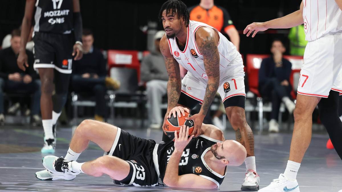 Nik Kalates u borbi za loptu protiv Hapoela