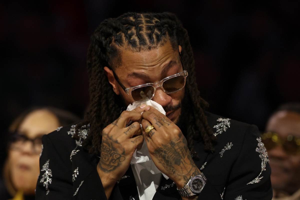 Derik Rouz plakao na ceremoniji povlačenja dresa