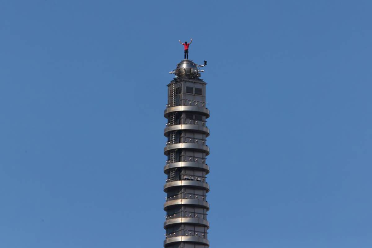 Aleks Honold se penje na Taipei 101 (5).jpg