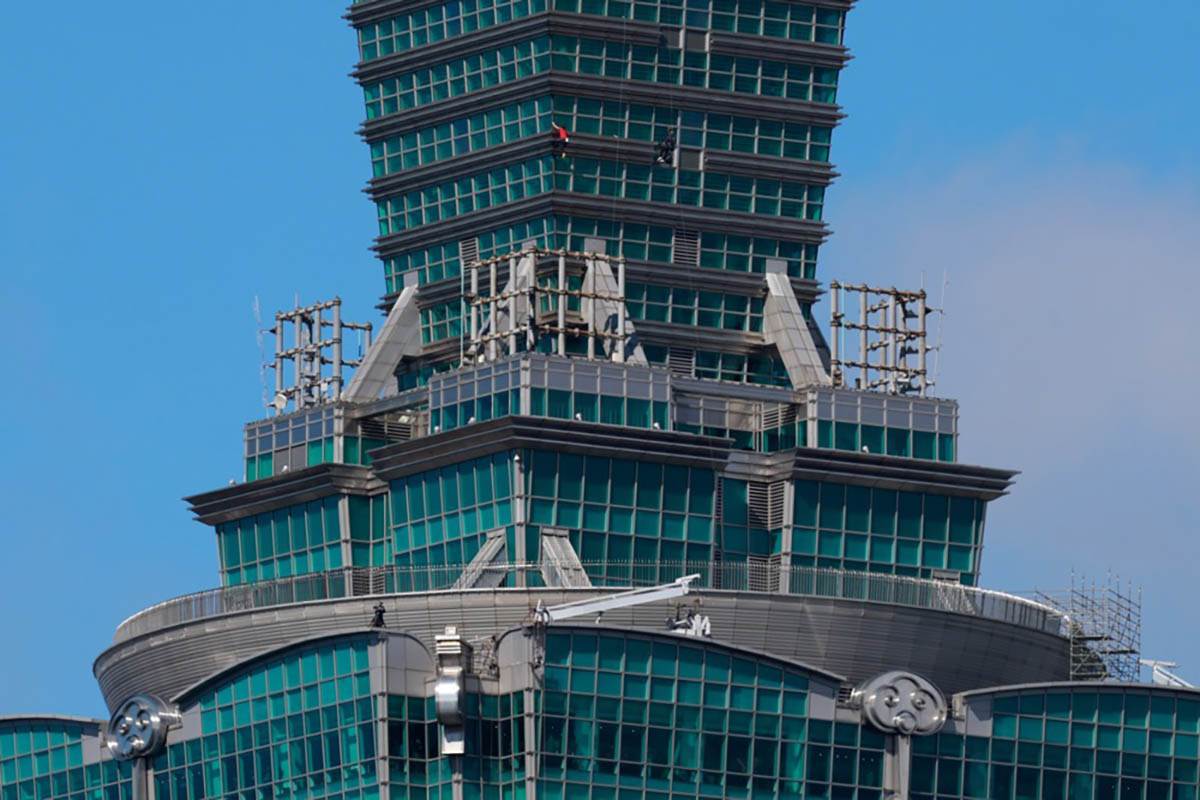 Aleks Honold se penje na Taipei 101 (8).jpg