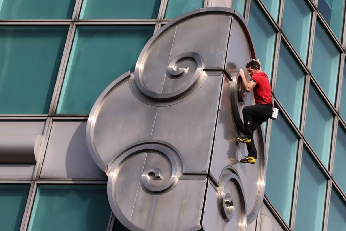 Aleks Honold se penje na Taipei 101 (9).jpg
