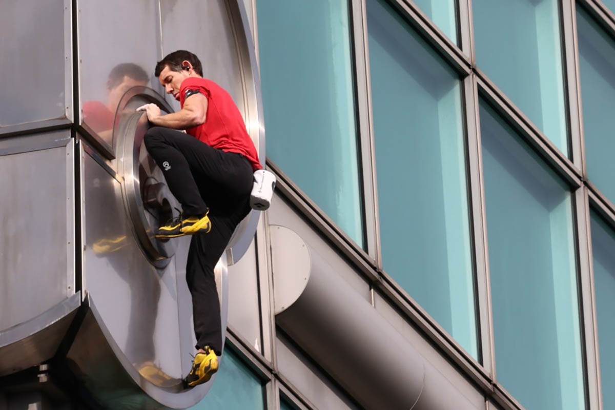 Aleks Honold se penje na Taipei 101 (10).jpg