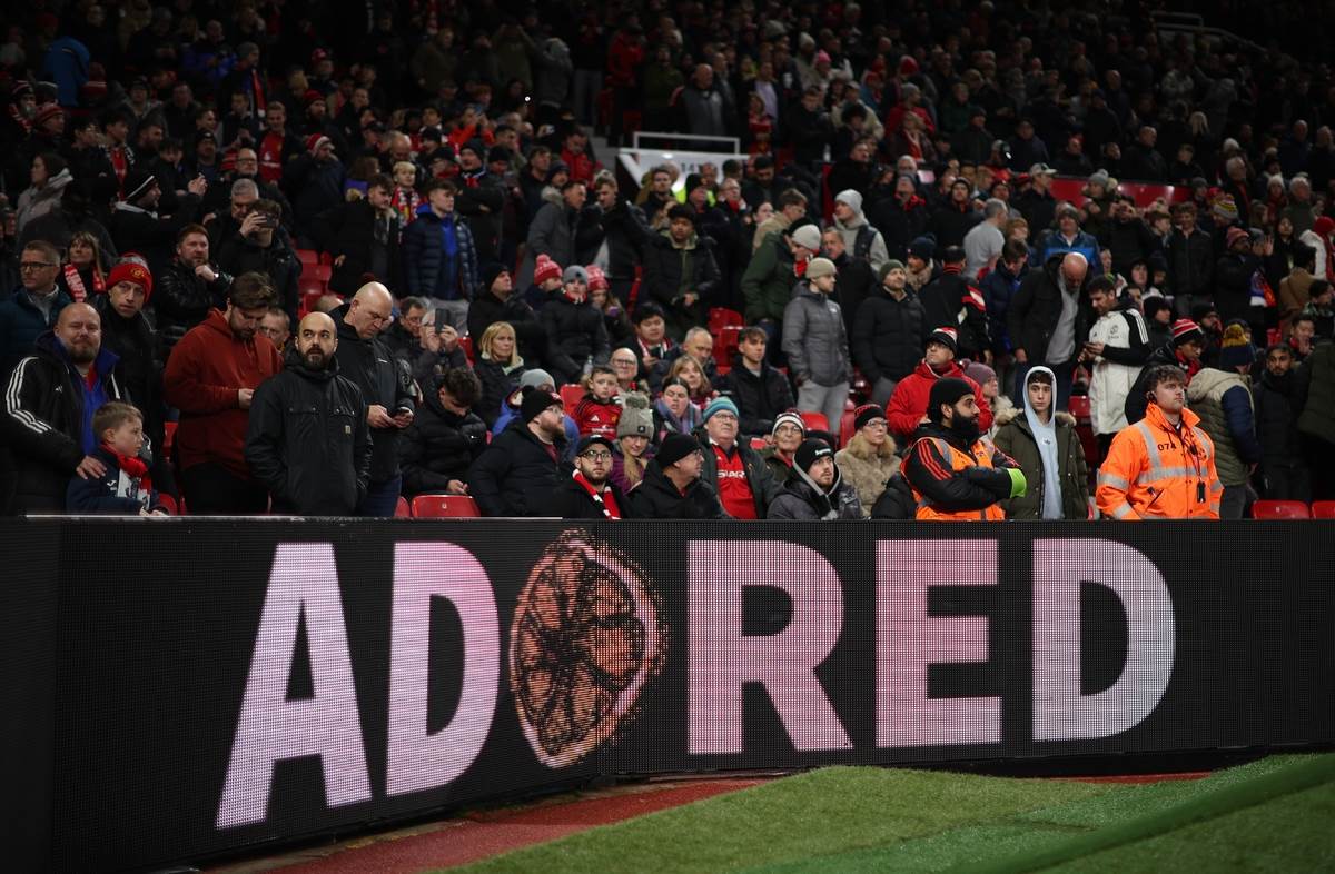 Posveta za basistu benda Stone Roses Manija Garija Maunfild na utakmici Mančester junajteda