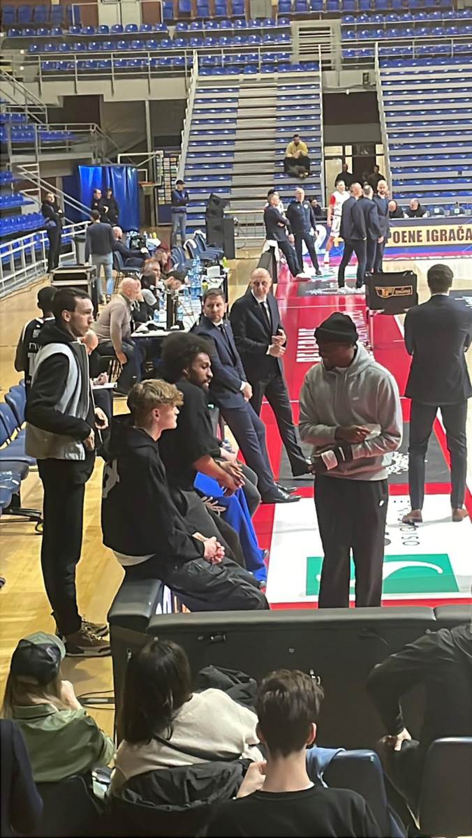 Povredjeni Šejk Milton na utakmici Partizana (1).jpg