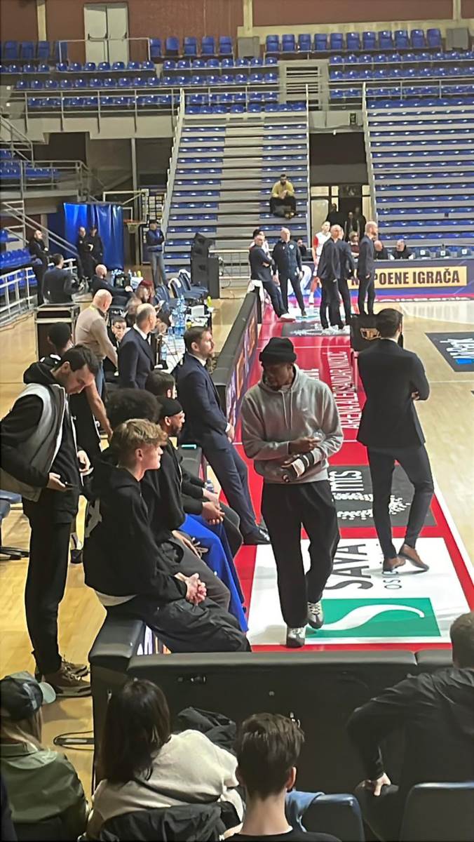 Povredjeni Šejk Milton na utakmici Partizana (2).jpg