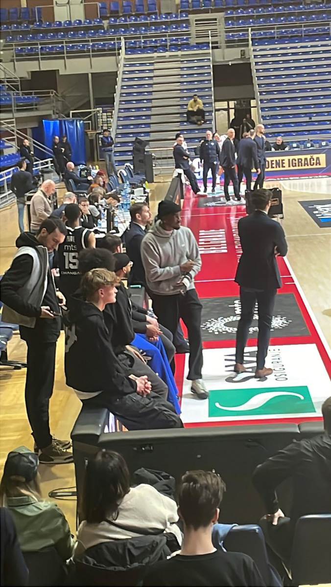 Povredjeni Šejk Milton na utakmici Partizana (3).jpg