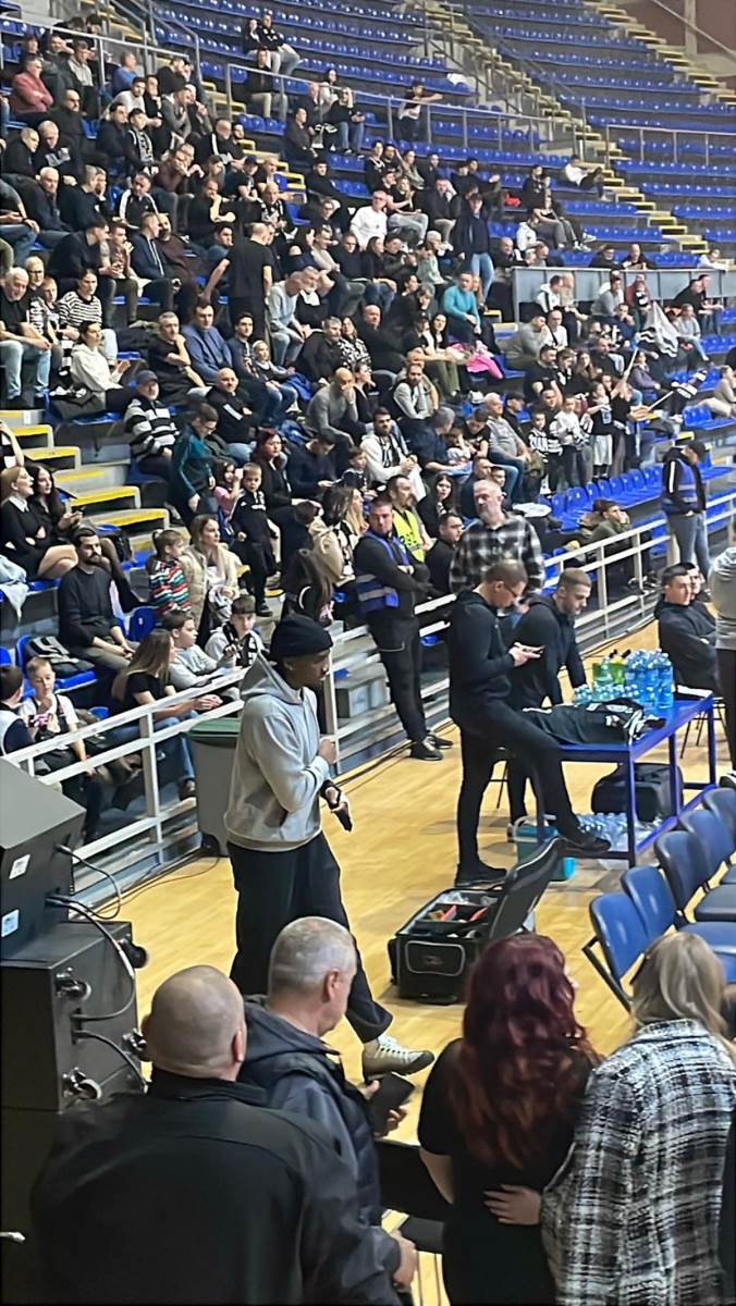 Povredjeni Šejk Milton na utakmici Partizana (4).jpg