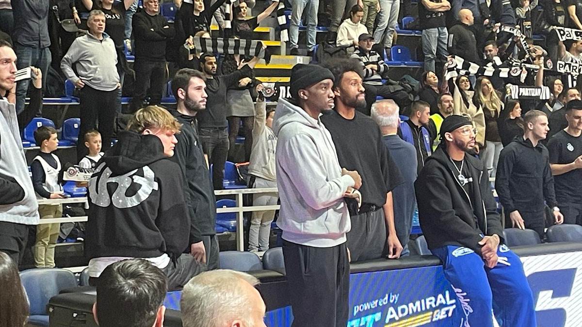 Povredjeni Šejk Milton na utakmici Partizana (2).jpg