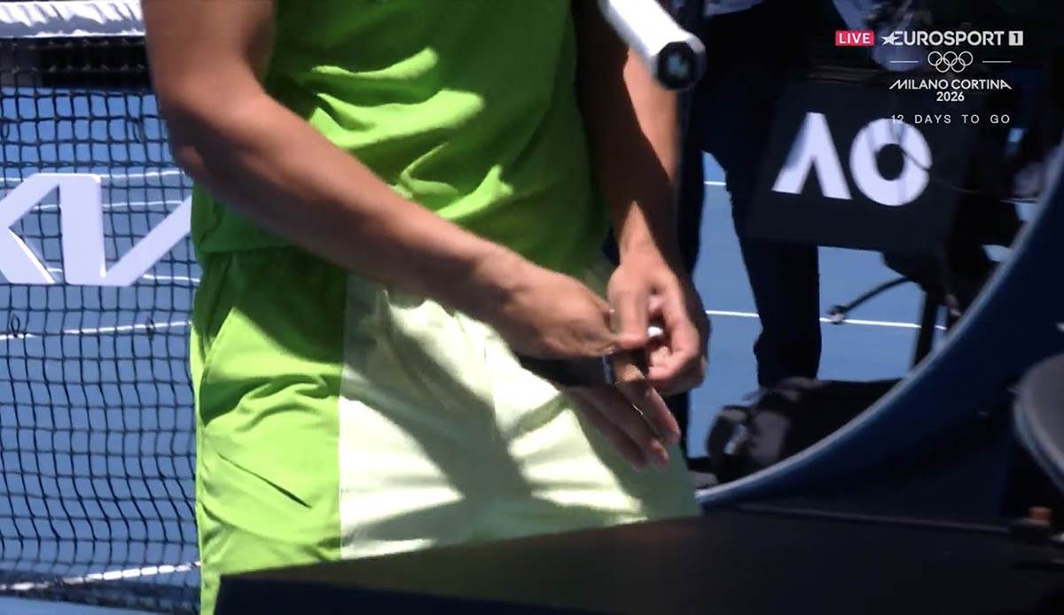 Karlos Alkaraz skida sat na Australijan openu (2).jpg