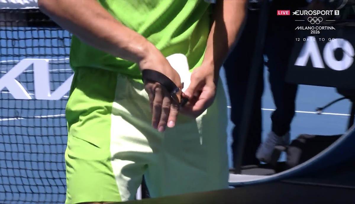 Karlos Alkaraz skida sat na Australijan openu (4).jpg