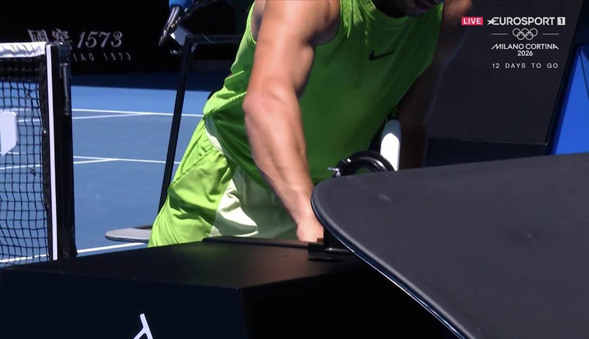 Karlos Alkaraz skida sat na Australijan openu (6).jpg