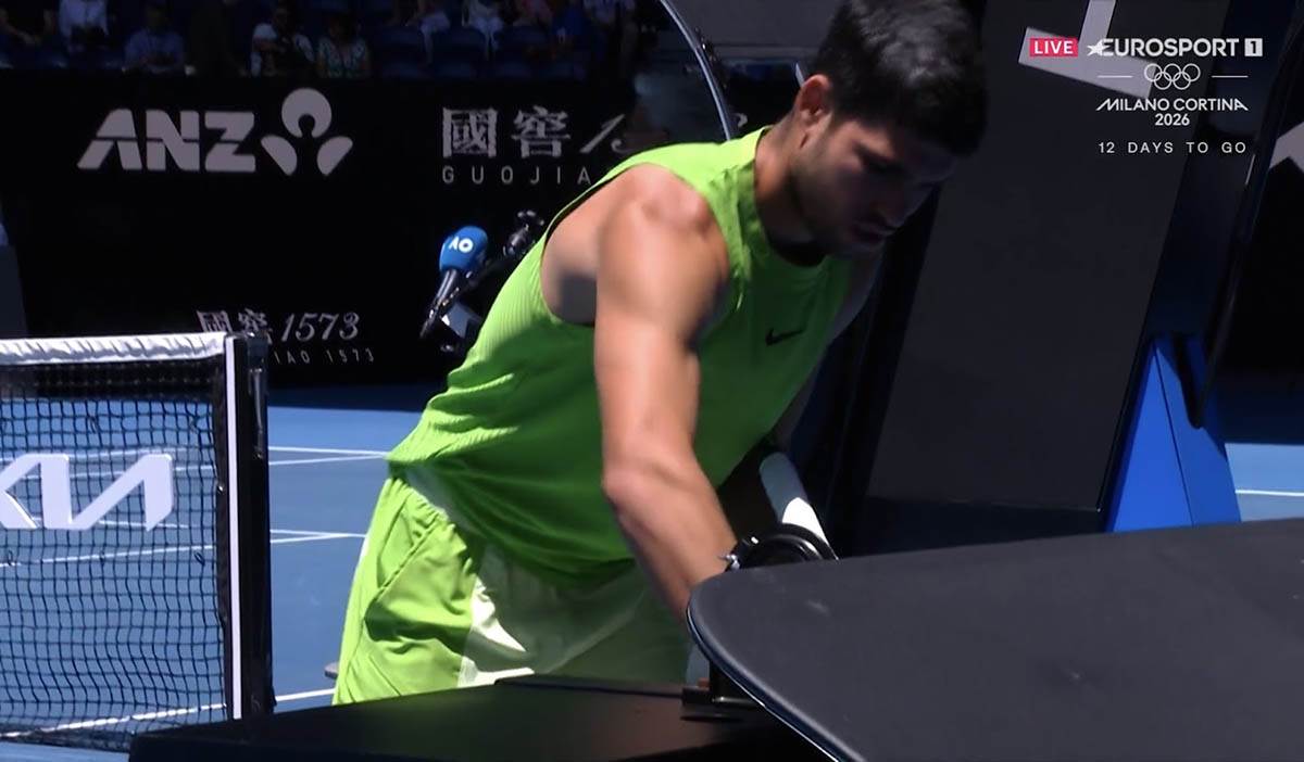 Karlos Alkaraz skida sat na Australijan openu (7).jpg