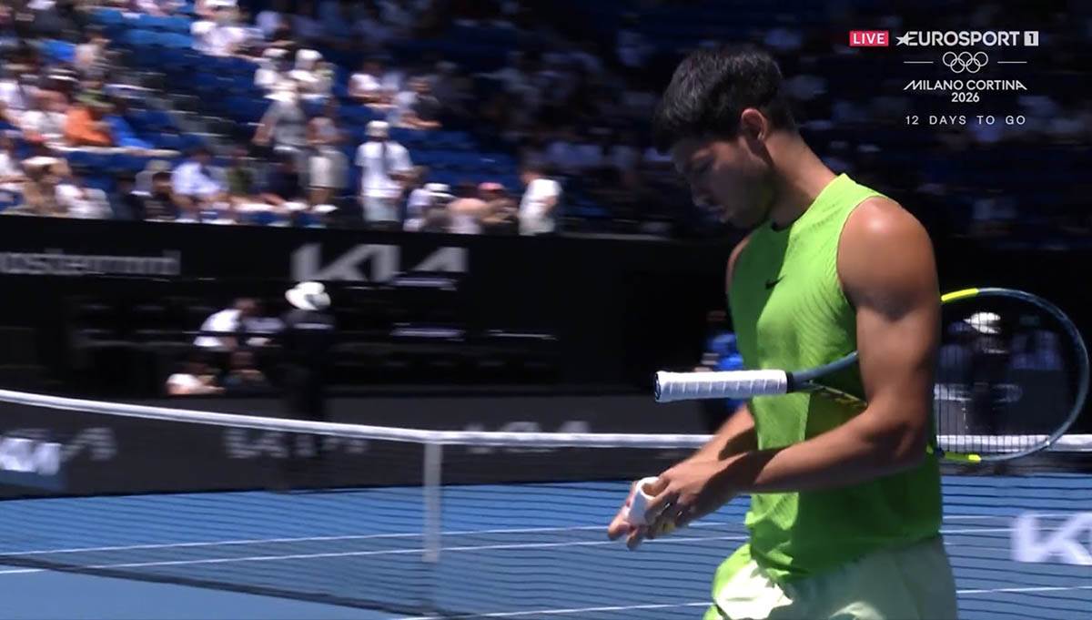 Karlos Alkaraz skida sat na Australijan openu (8).jpg