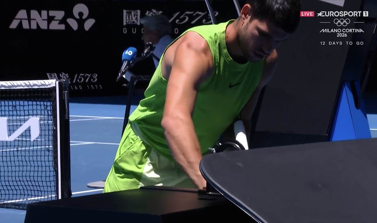 Karlos Alkaraz skida sat na Australijan openu (9).jpg