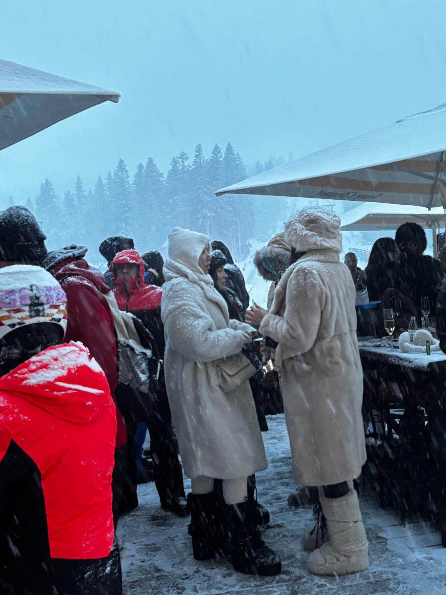 Zena Urosa Zivkovica Jovana i Tamara Milutinovic na dnevnoj zurki na Kopaoniku (5).jpg