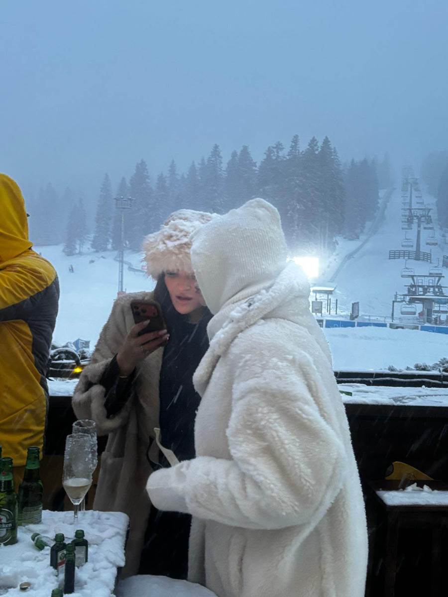 Zena Urosa Zivkovica Jovana i Tamara Milutinovic na dnevnoj zurki na Kopaoniku (6).jpg