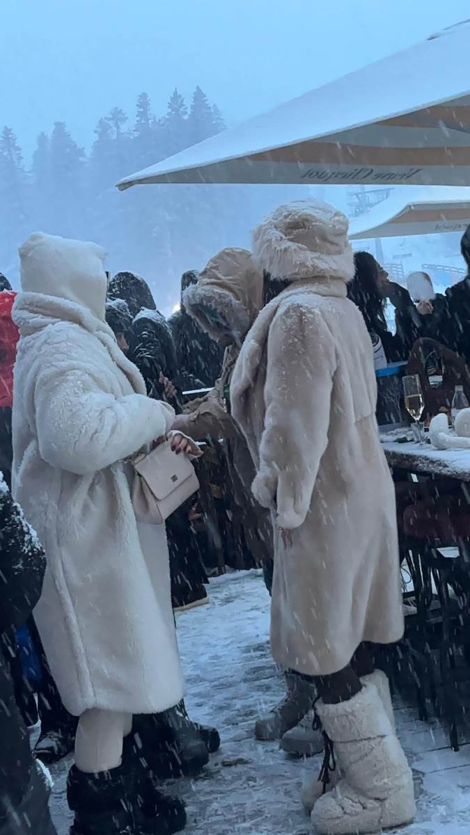 Zena Urosa Zivkovica Jovana i Tamara Milutinovic na dnevnoj zurki na Kopaoniku (7).jpg