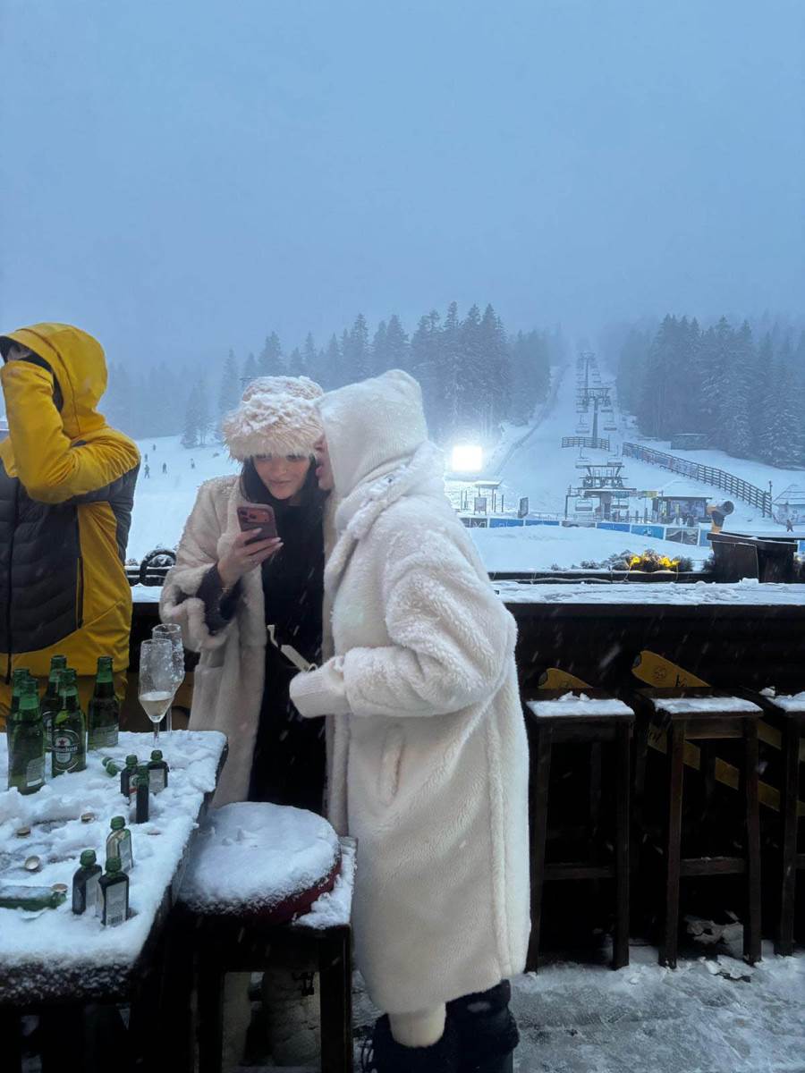 Zena Urosa Zivkovica Jovana i Tamara Milutinovic na dnevnoj zurki na Kopaoniku (8).jpg