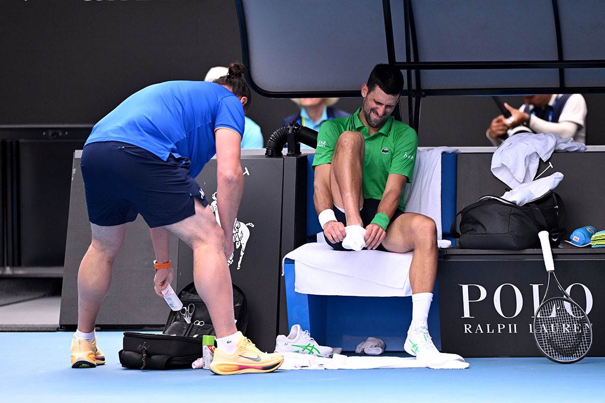 Novak Đoković - Lorenco Muzeti na Australijan openu (2).jpg