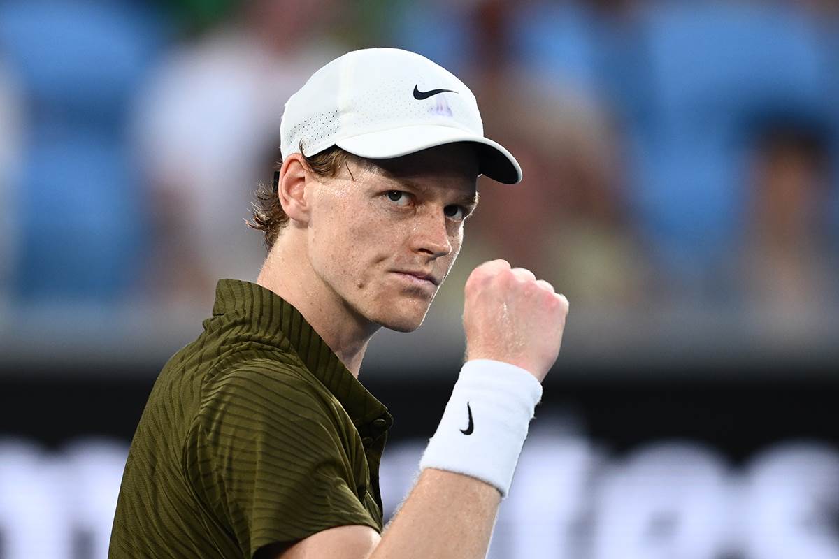 Janik Siner diže pesnicu.