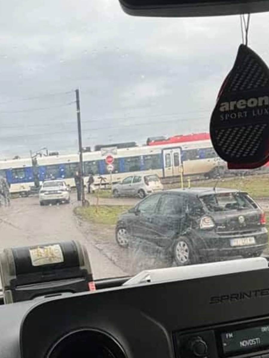 Voz udario automobil u Pančevu (1).jpg