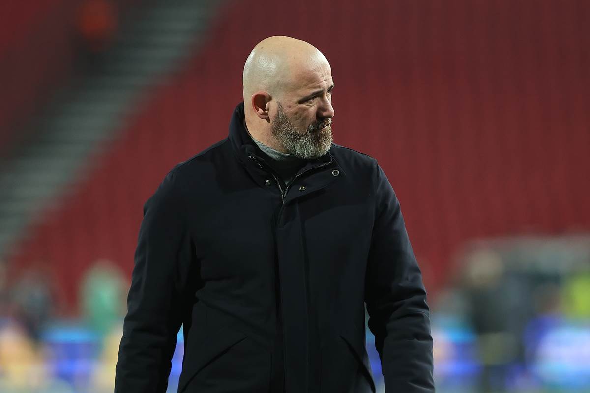 Dejan Stanković u sukobu sa navijačem na utakmici Zvezda Selta