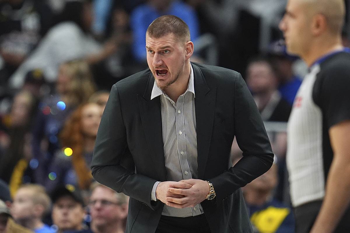 Nikola Jokić viče u odelu na utakmici.