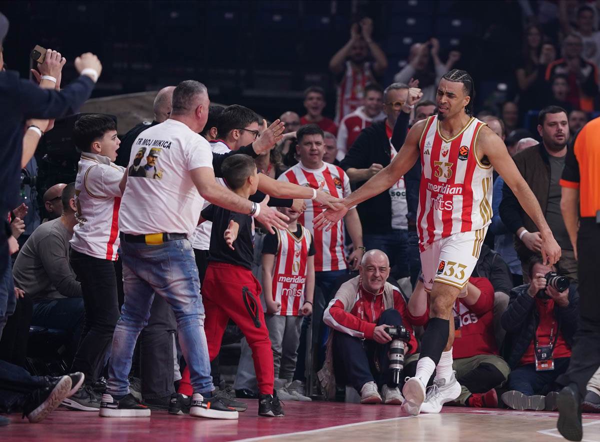 Džordan Nvora slavi koš sa navijačima Zvezde