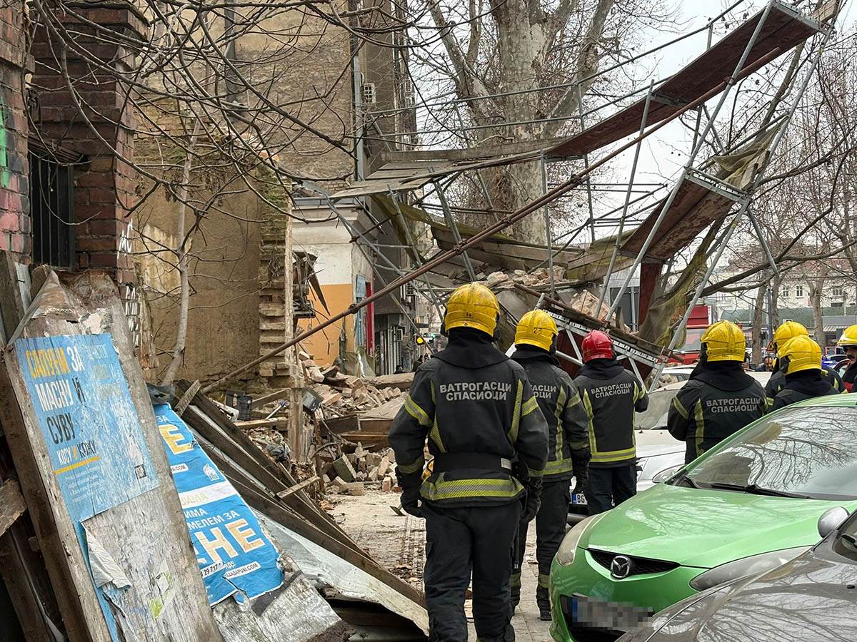 Urušila se stara zgrada u Džoržda Vašingtona
