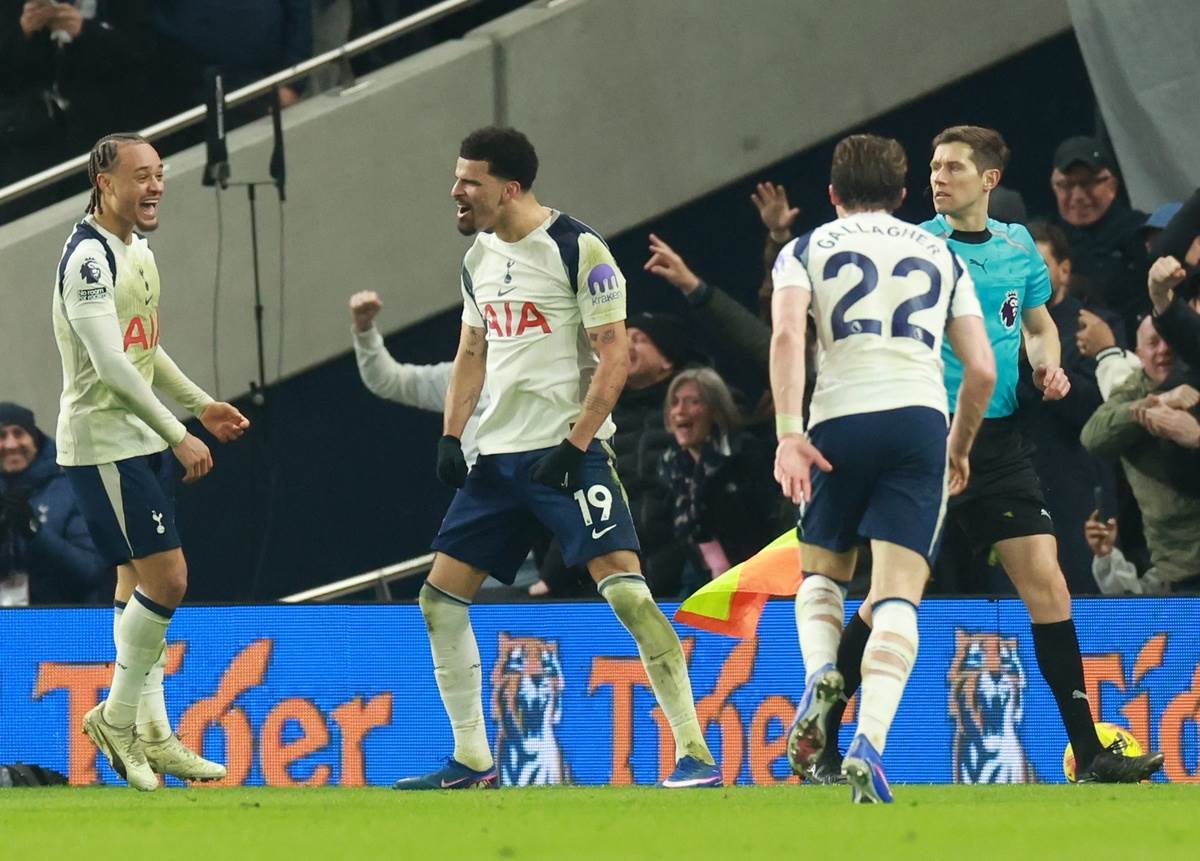 Dominik Solanke slavi gol na utakmici Totenhem Mančester siti