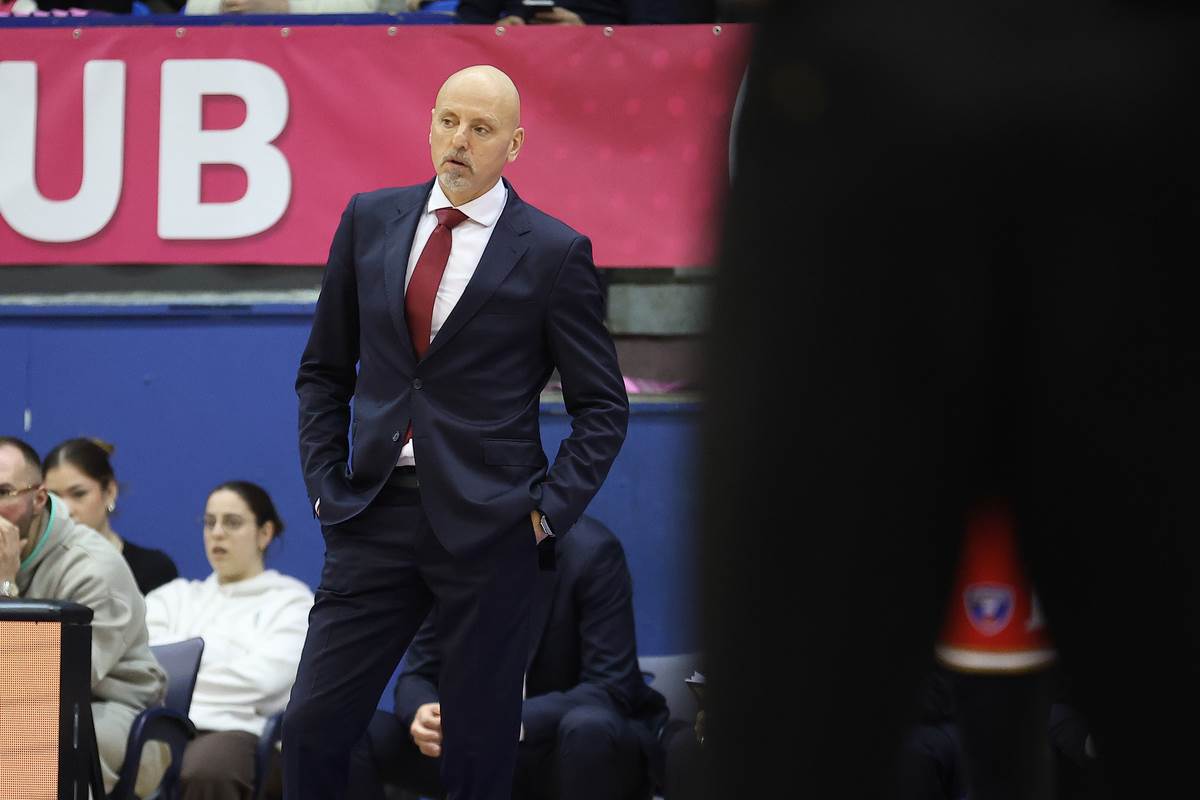 Saša Obradović vodi tim na utakmici Mega Zvezda u Hali sportov