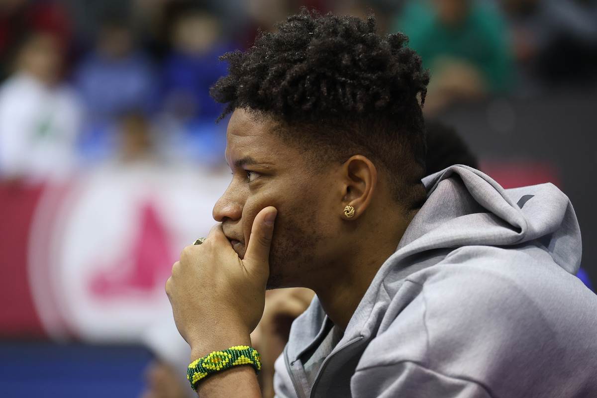 Povređeni košarkaš Zvezde Hasijel Rivero gleda utakmicu protiv Mege u Hali sportova