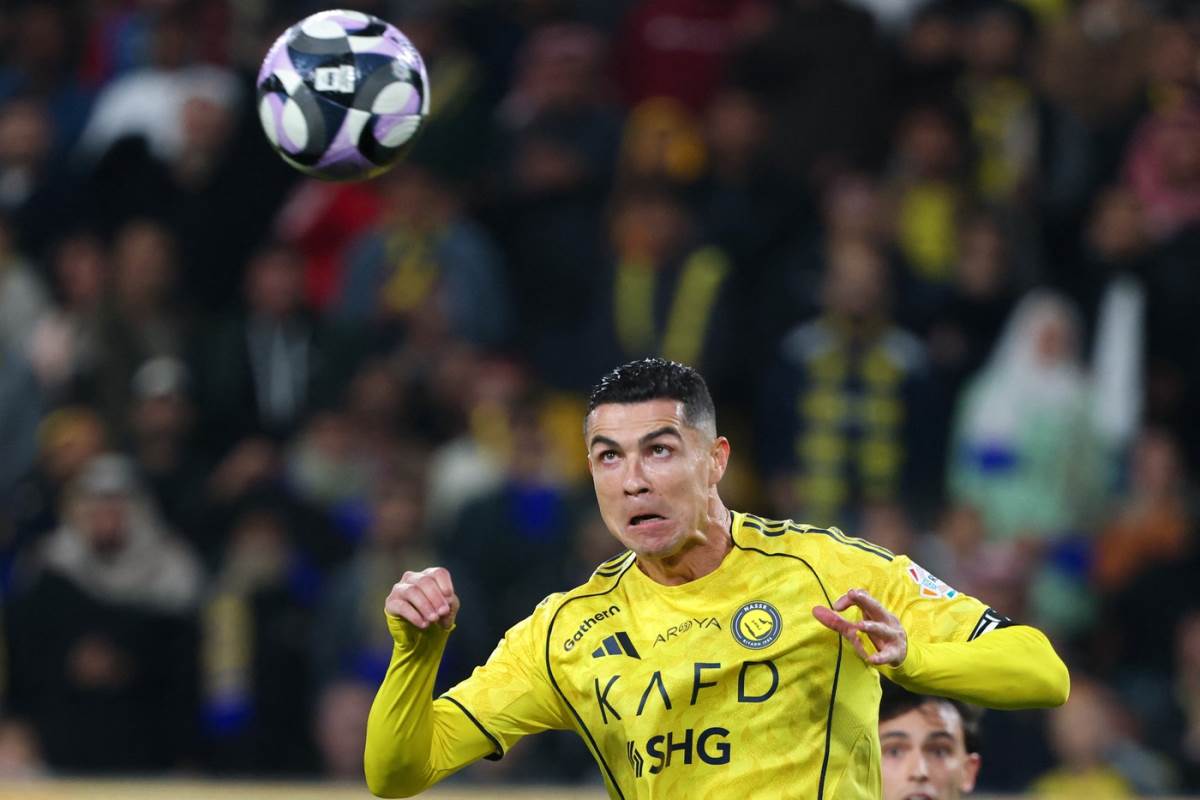 Kristijano Ronaldo udara loptu glavom