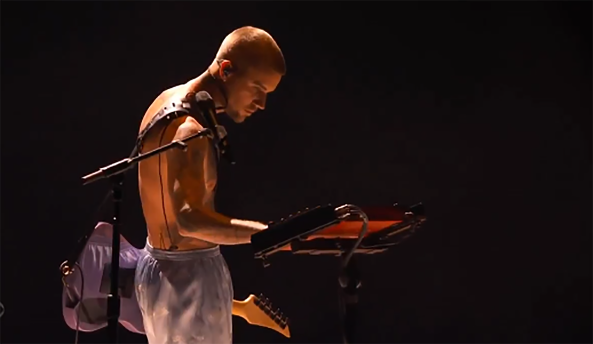 Džastin Biber na Gremiju u gaćama  (3).png