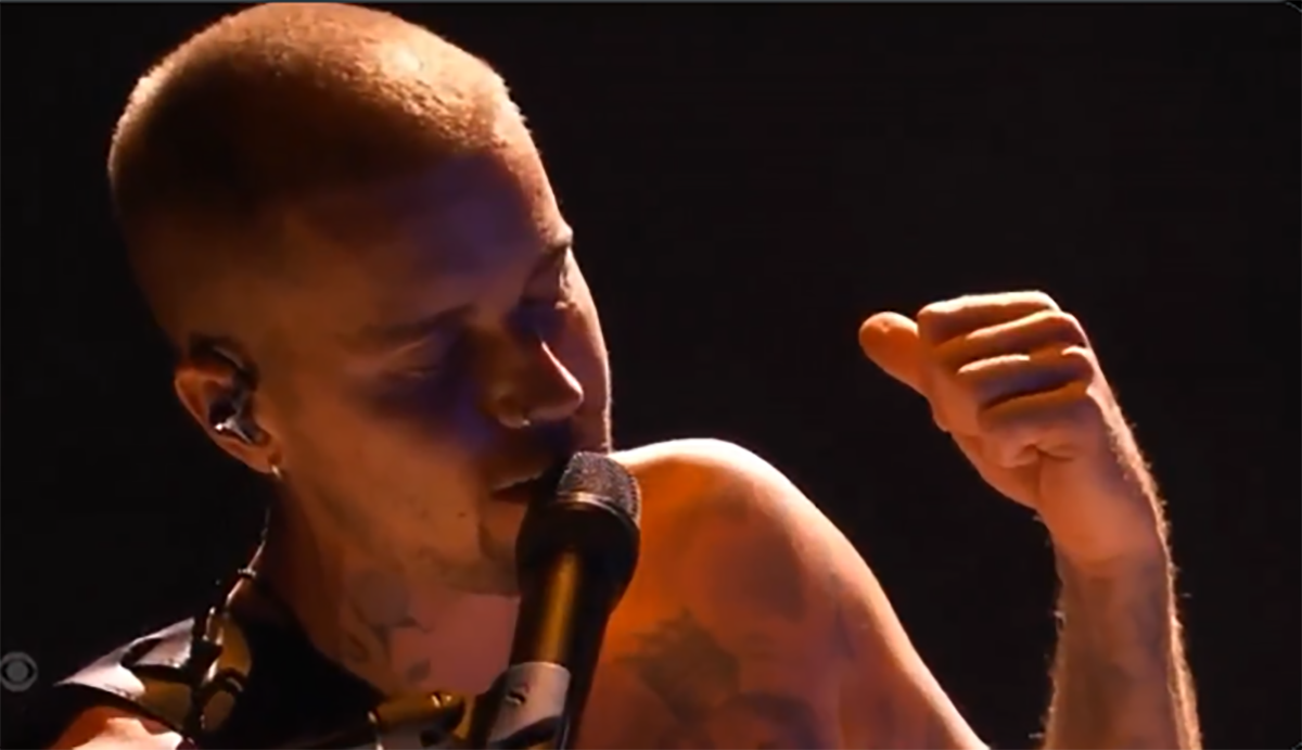 Džastin Biber na Gremiju u gaćama  (4).png