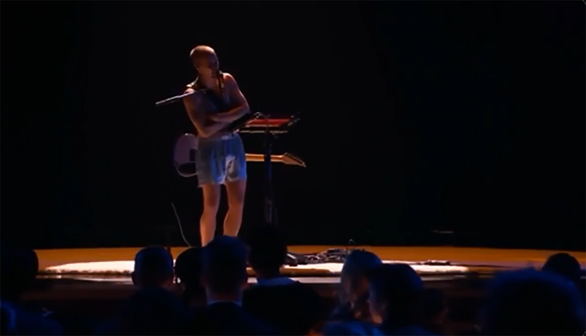 Džastin Biber na Gremiju u gaćama  (8).png