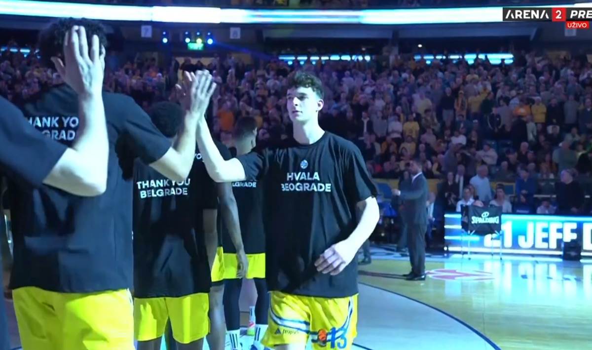 Košarkaši Makabija nose majice Hvala Beograde