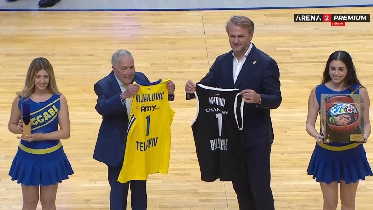 Ostoja Mijailović i Šimon Mizrahi razmenjuju poklone na Makabi Partizan