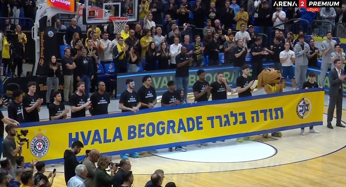 Košarkaši Makabija drže transparent Hvala Beograde
