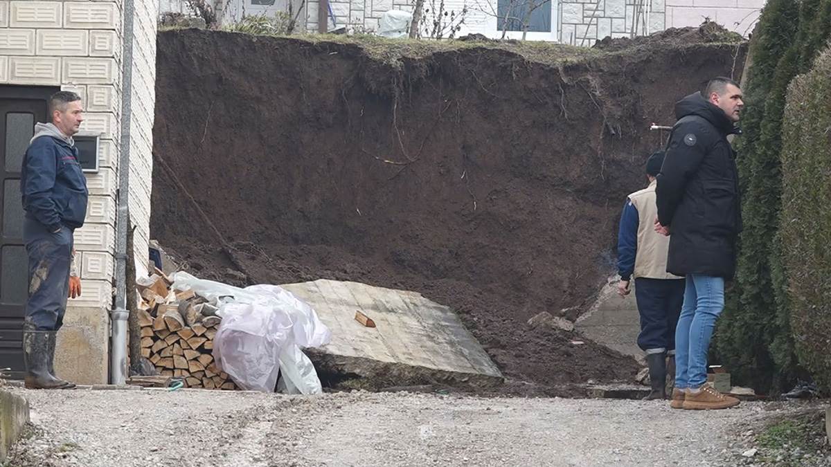 Obrušio se podzid smešten između dve porodične kuće (2).jpg