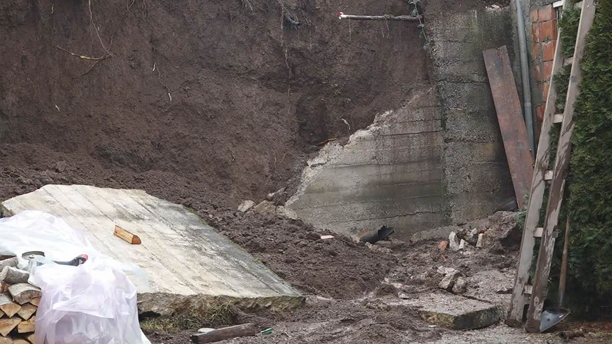 Obrušio se podzid smešten između dve porodične kuće (3).jpg