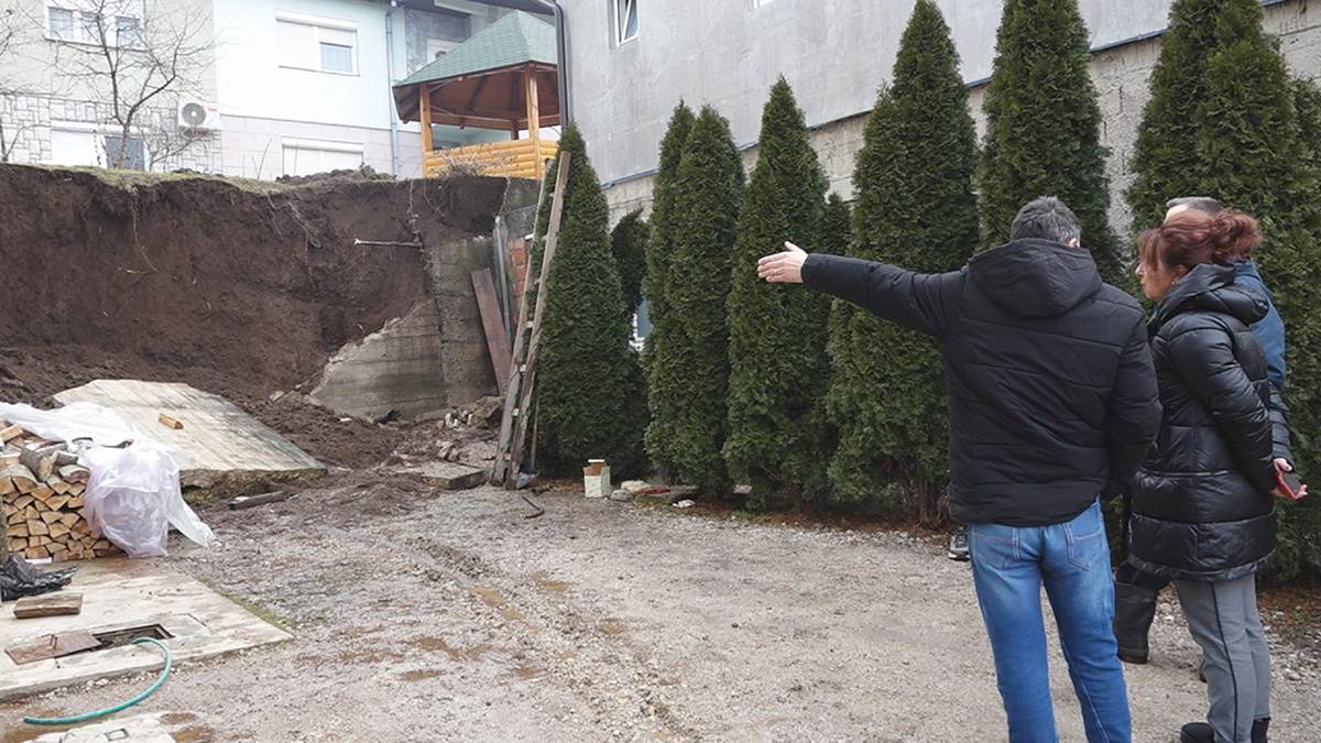 Obrušio se podzid smešten između dve porodične kuće (4).jpg