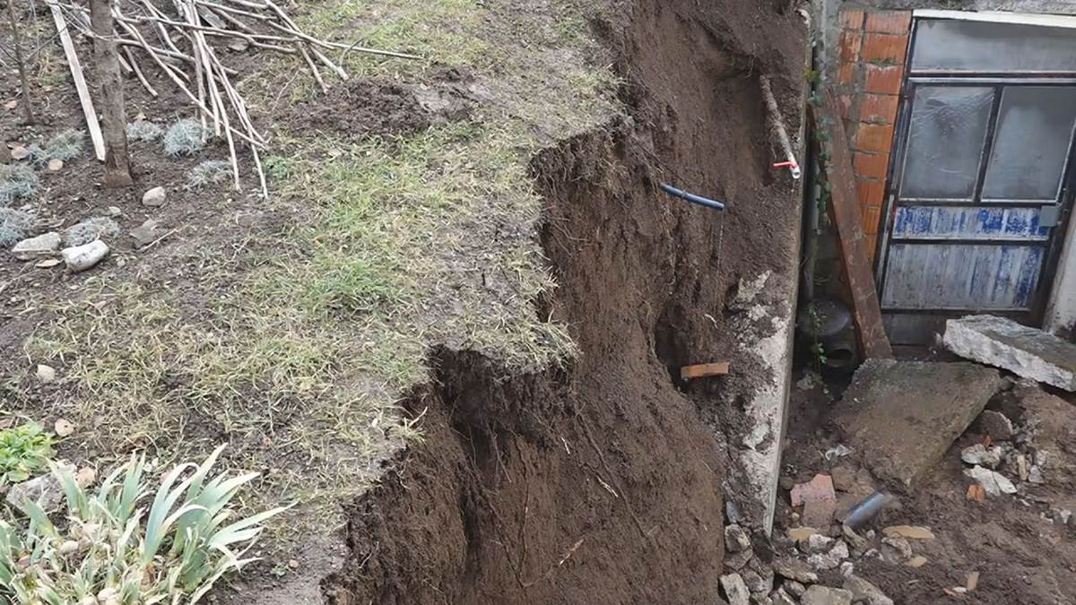 Obrušio se podzid smešten između dve porodične kuće (6).jpg