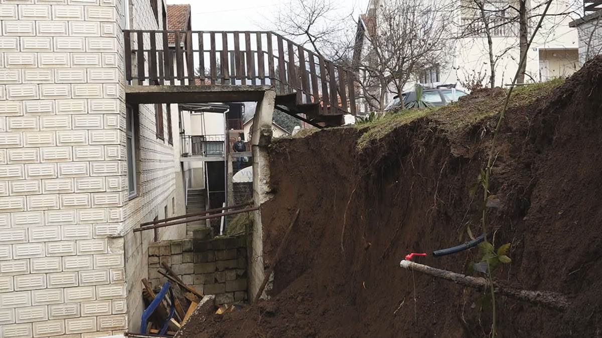 Obrušio se podzid smešten između dve porodične kuće (7).jpg