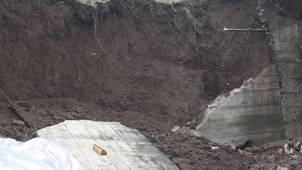 Obrušio se podzid smešten između dve porodične kuće (9).jpg