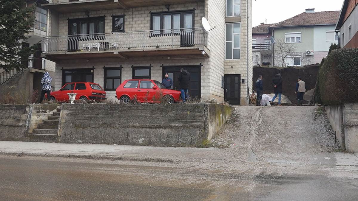 Obrušio se podzid smešten između dve porodične kuće (1).jpg