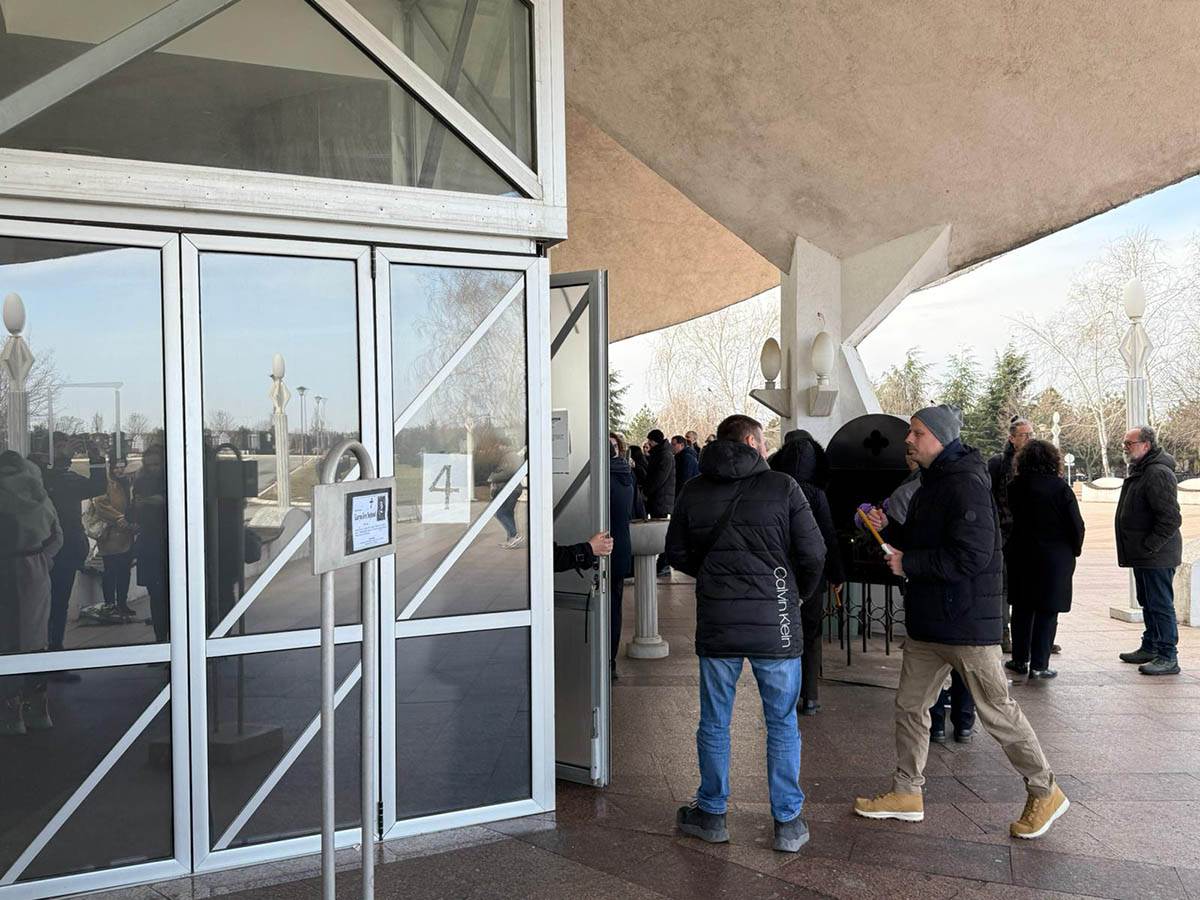 Ljudi pristizu na sahranu Beti Djordjevic Porocica prima saucesca u zatvorenoj kapeli (2).jpg