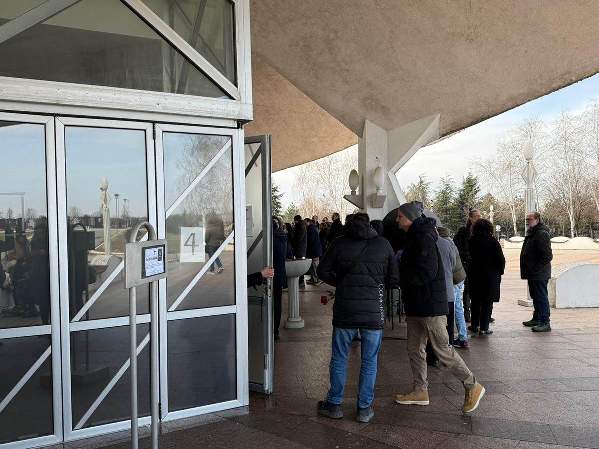 Ljudi pristizu na sahranu Beti Djordjevic Porocica prima saucesca u zatvorenoj kapeli (3).jpg